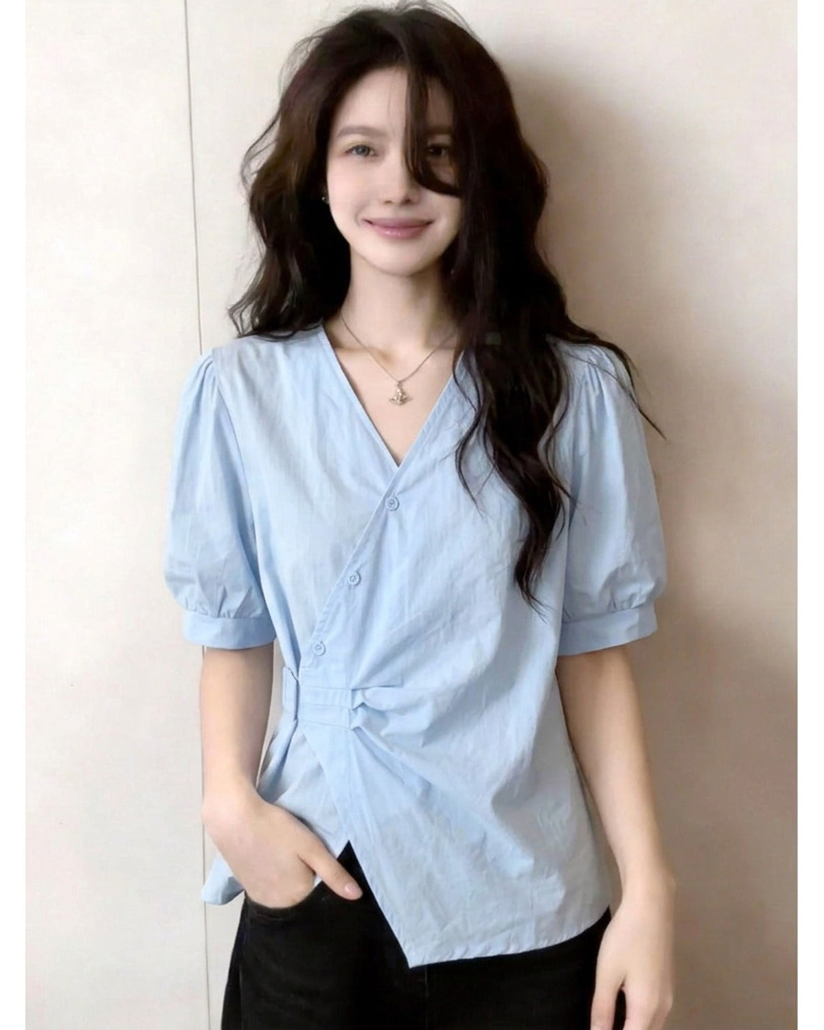 Camicia Bianca Drappeggiata con Scollo V