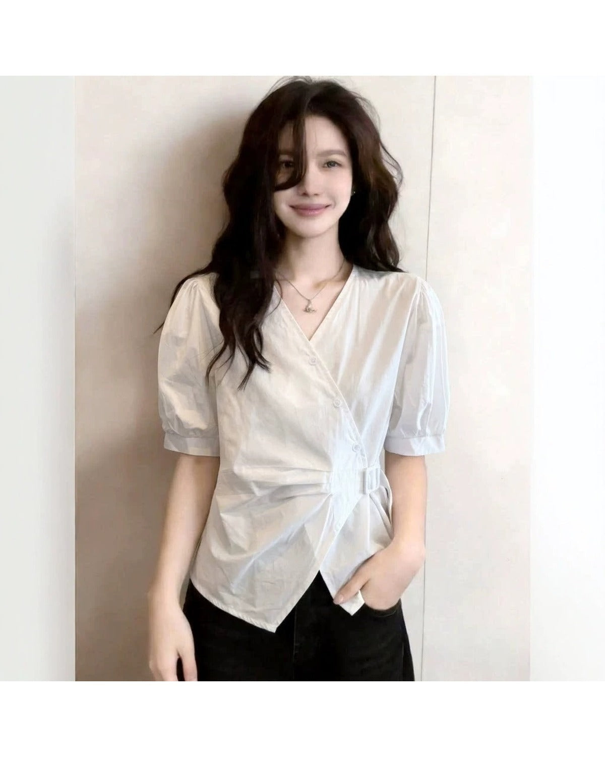 Camicia Bianca Drappeggiata con Scollo V