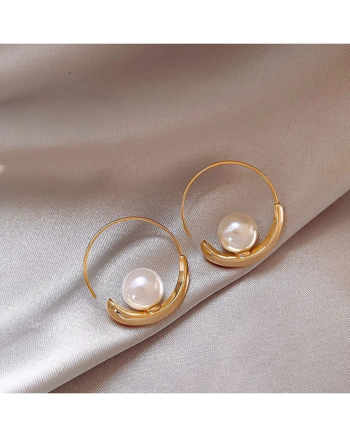 Orecchini Cerchio Dorato con Perla