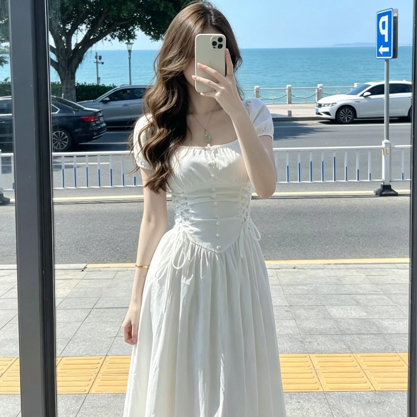 Abito bianco in cotone con scollo quadrato
