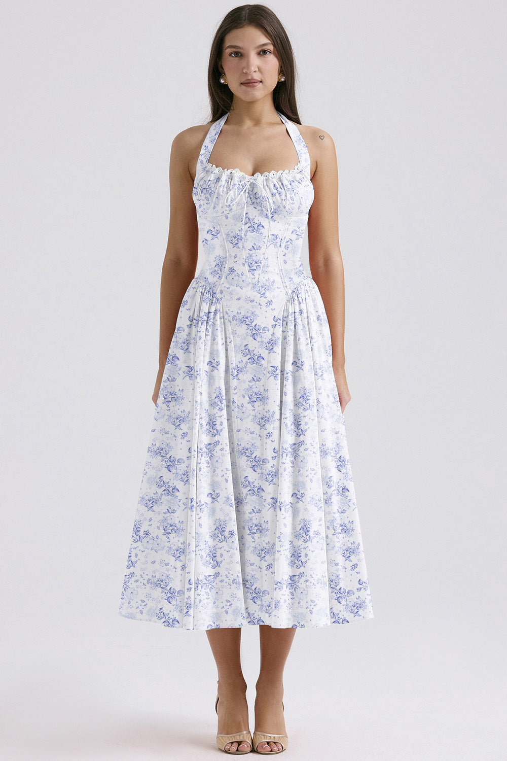 Fondo bianco con fiori blu